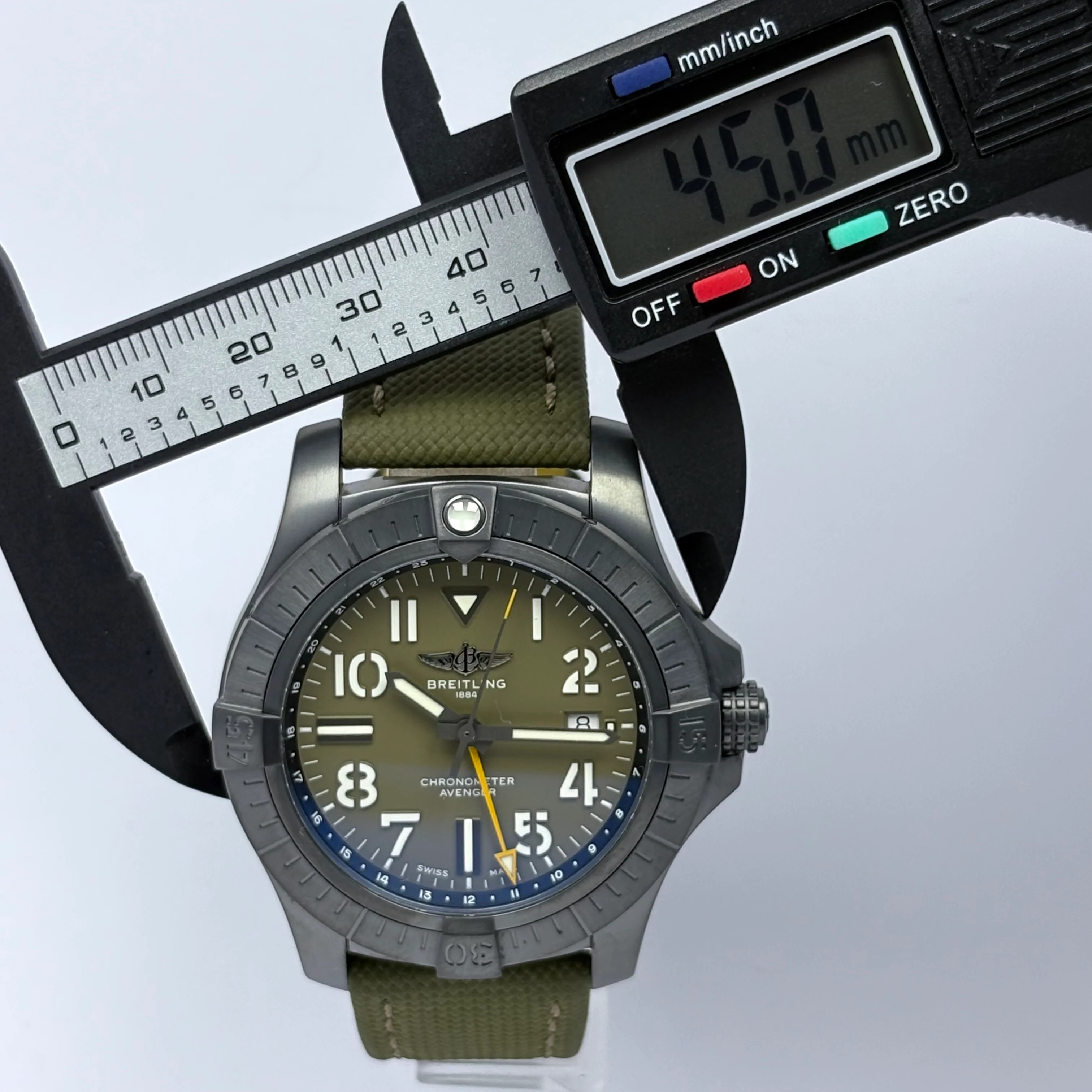 Reloj Breitling Avenger GMT Night Mission Automático - Image 10