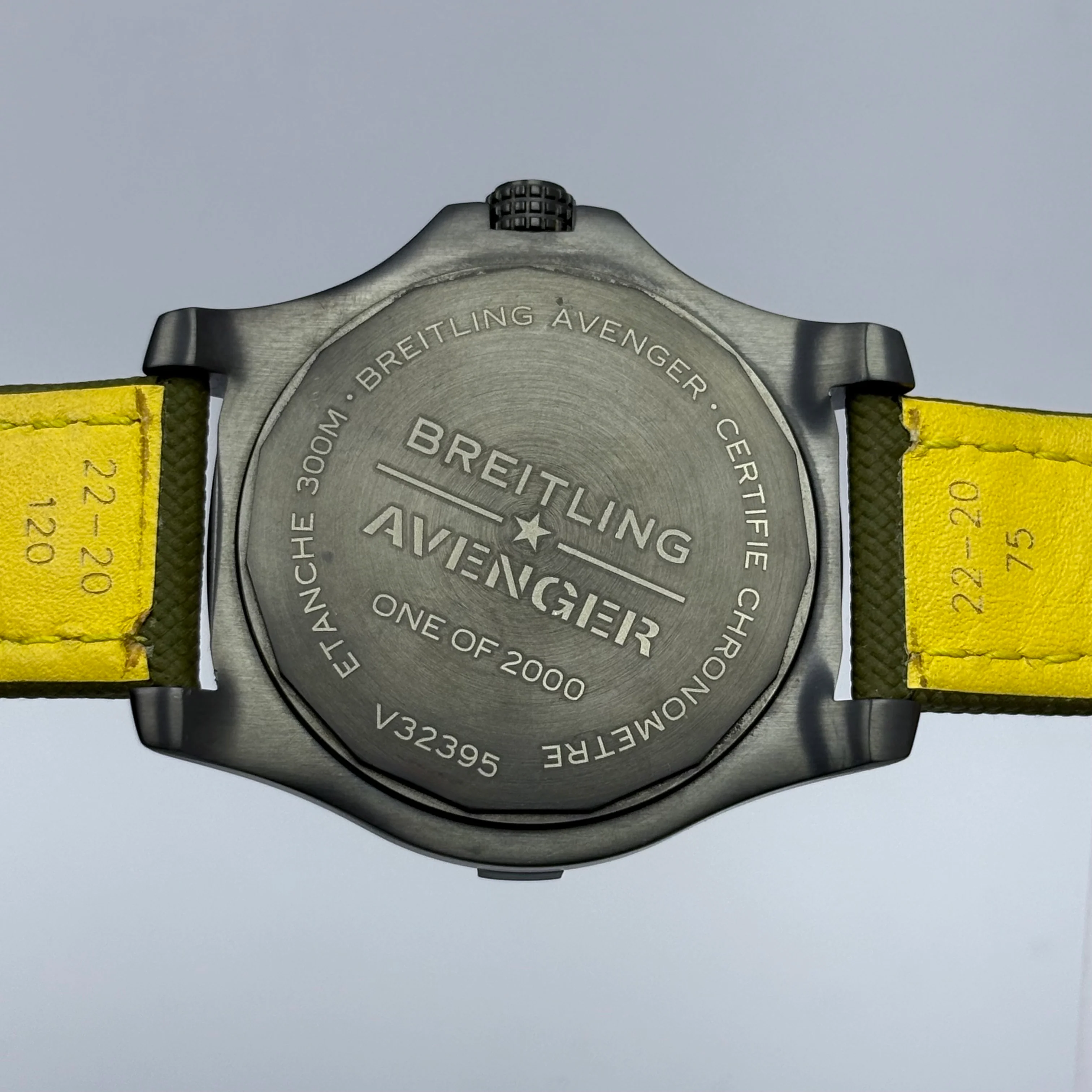 Reloj Breitling Avenger GMT Night Mission Automático - Image 7