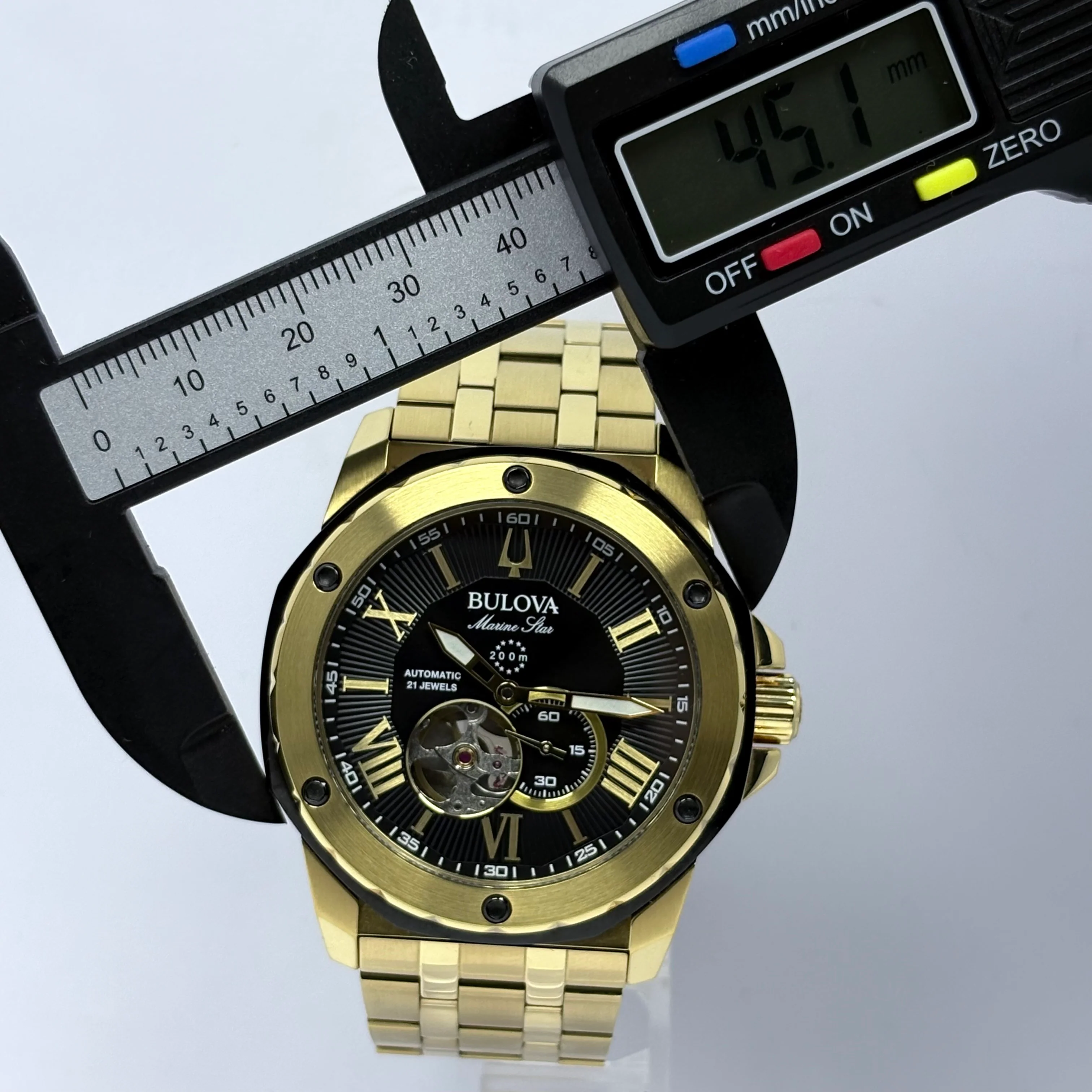 Reloj Bulova Marine Star Open Heart Dorado - Image 10