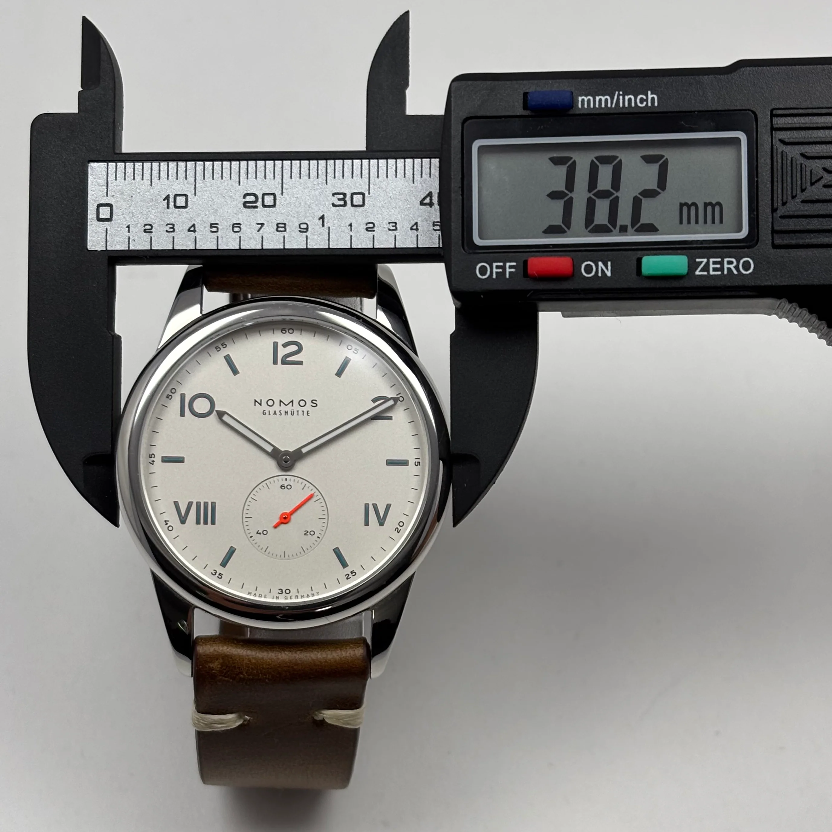 Reloj Nomos Glashüte Club Campus 38 Cuerda | IV3️⃣ - Image 8