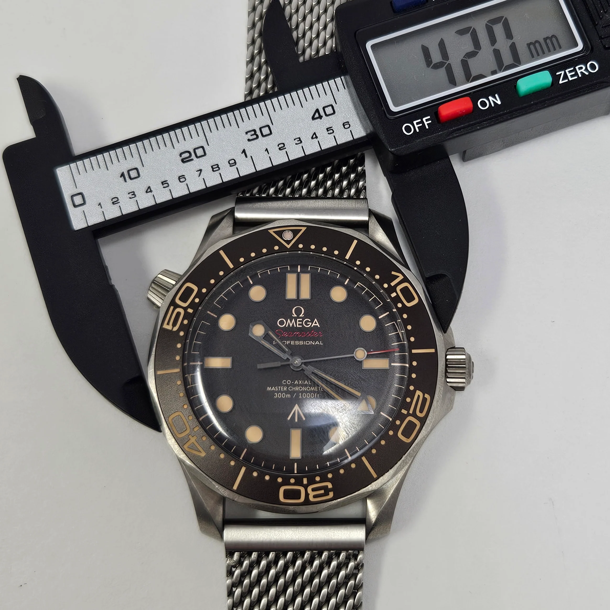 Reloj Omega Seamaster Diver 300M 007 Titanio Co-Axial Automático - Image 10