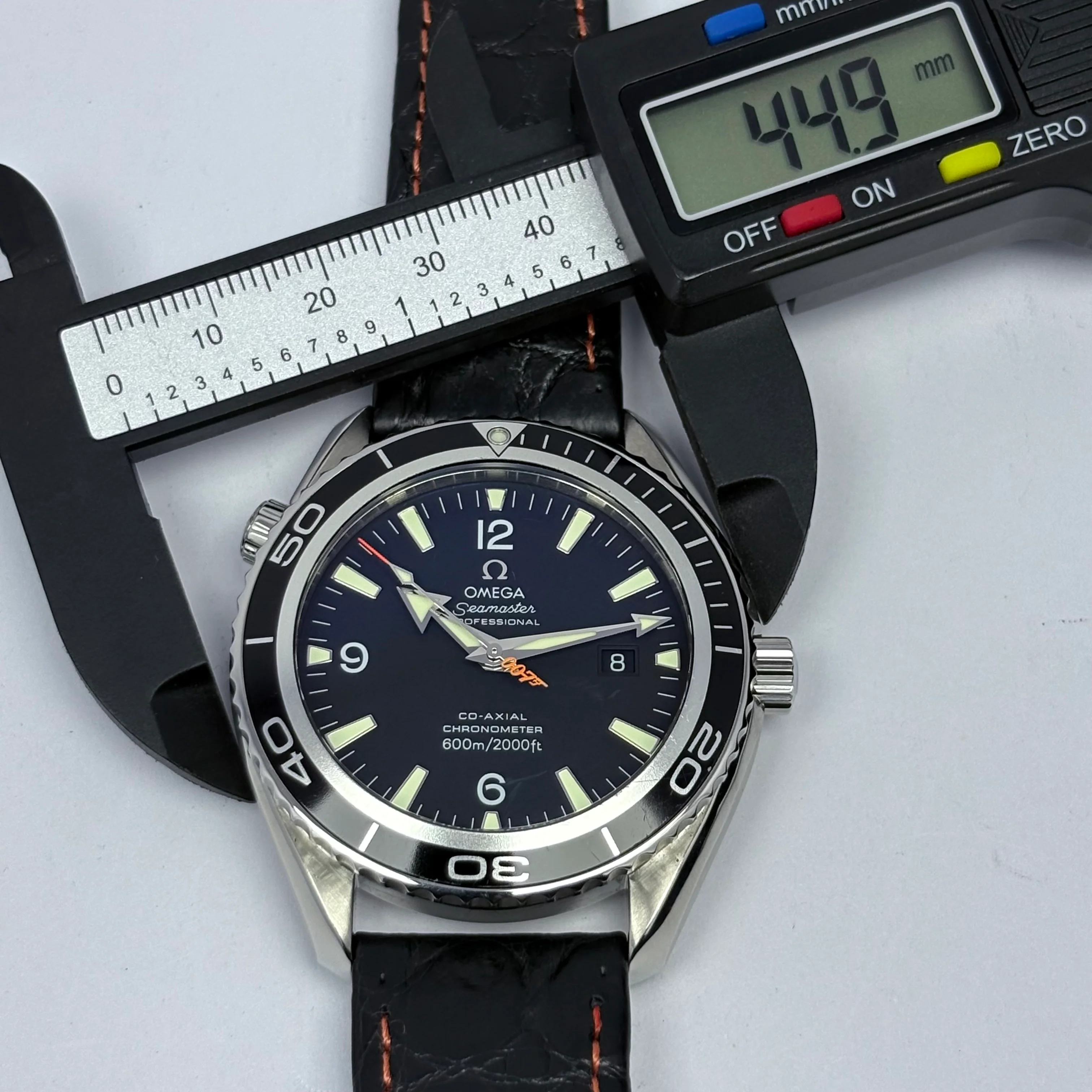 Reloj Omega Seamaster Planet Ocean Casino Royale 007 Automático - Image 10