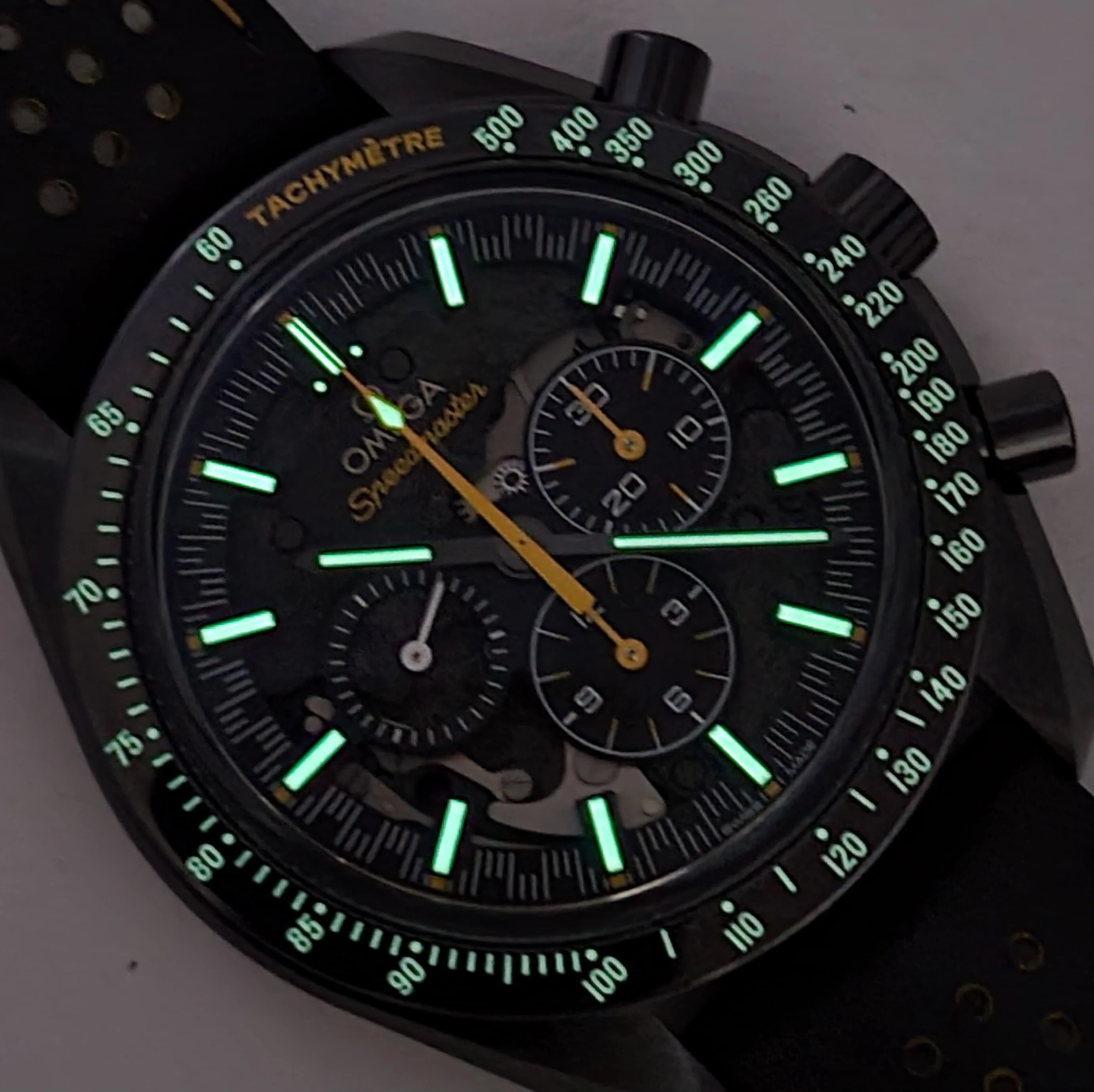 Reloj Omega Speedmaster Dark Side of the Moon Apollo 8 Cuerda - Image 3