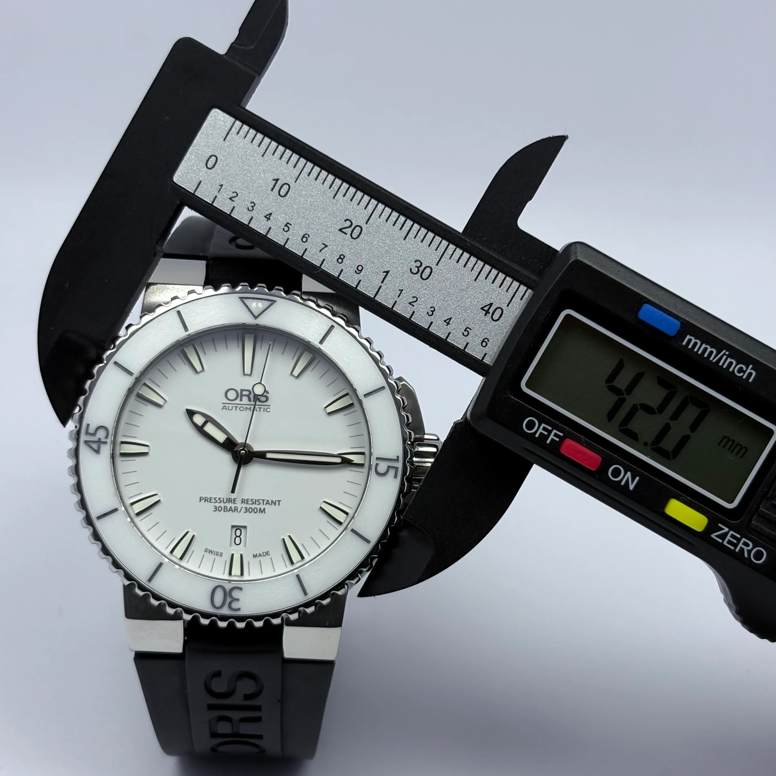 Reloj Oris Aquis Date Blanco Automático - Image 10