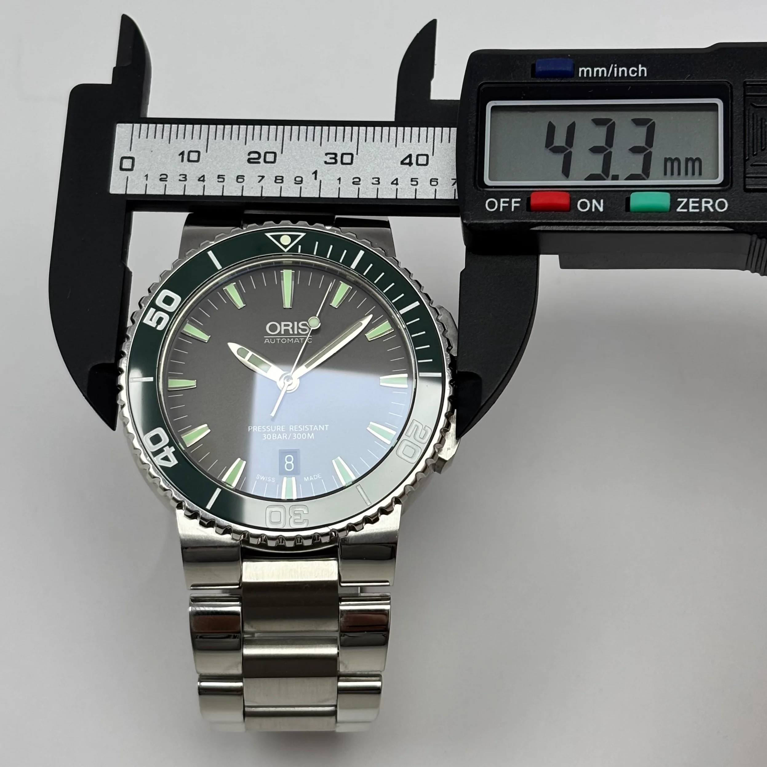 Reloj Oris Aquis Date Automático Hulk - Image 9
