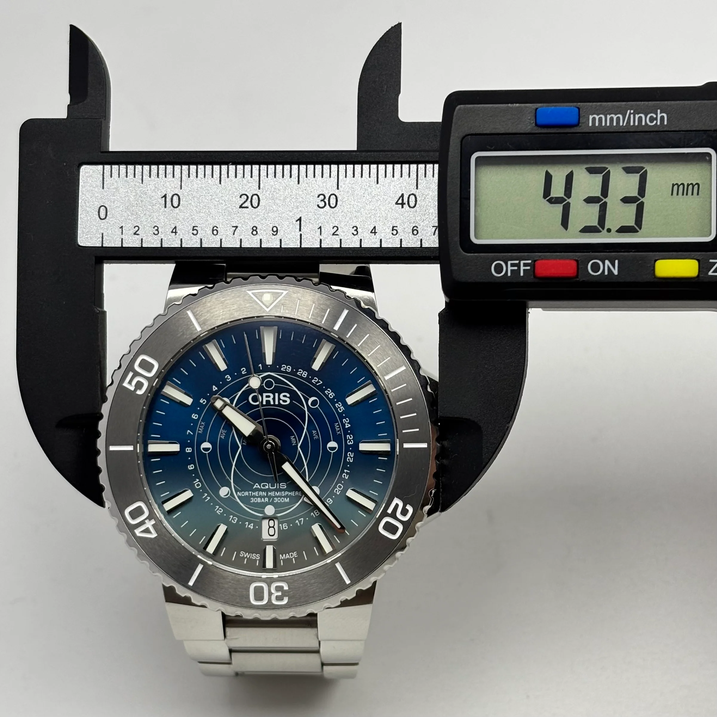 Reloj Oris Aquis Dat Watt Edición Limitada Automático - Image 9