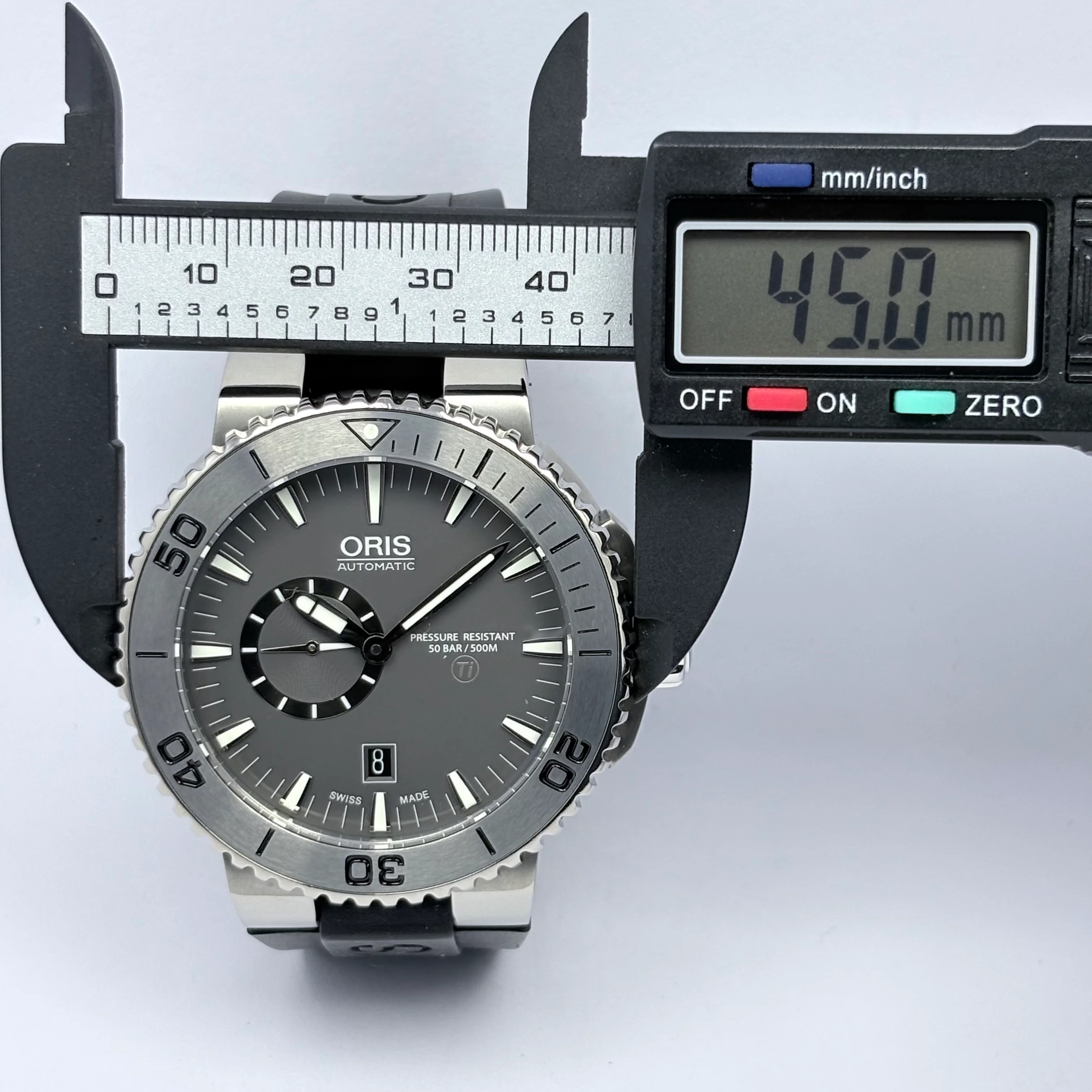 Reloj Oris Aquis Titan Small Second Date Automático - Image 11